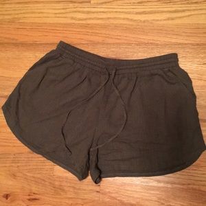 Universal thread pull on shorts